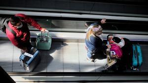 Consum investiga set aerolínies de baix cost per la seva política d’equipatges de mà i seients