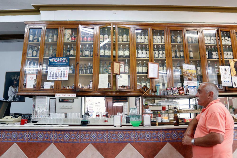 En 1949, José Gálvez y Aurora Toro, tras estar al frente del bar El Brillante, en Puerta Nueva, decidieron trasladarse a la calle Pozos Dulces y abrir el bar El Diamante. Siete décadas después, conserva gran mayoría del mobiliario y objetos originales