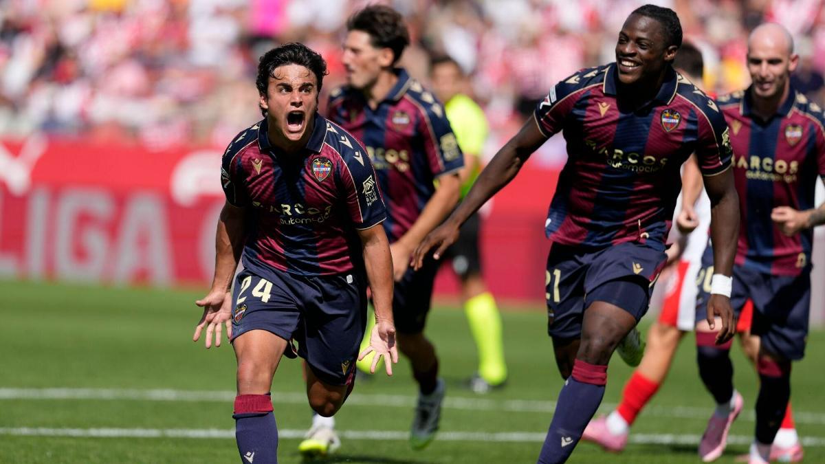 Carlos Álvarez firmó, de libre directo, el 0-2 del Levante en Montilivi