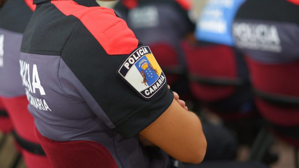 Archivo - Agente de la Policía Canaria