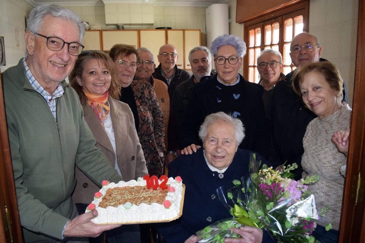 O alcalde de Valga, coa torta, na visita a Benilde Castaño, sentada coas flores