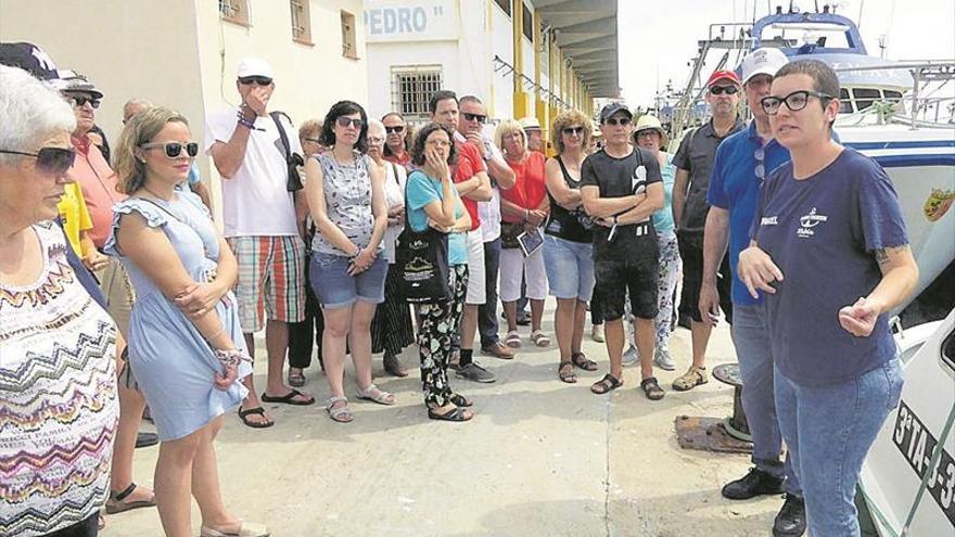 Turistas convertidos en marineros por un día en Vinaròs