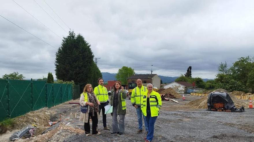 Llanera construye un aparcamiento en El Truébano para ordenar el tráfico y mejorar la seguridad en el entorno del colegio de Lugo: "Es una actuación muy necesaria"
