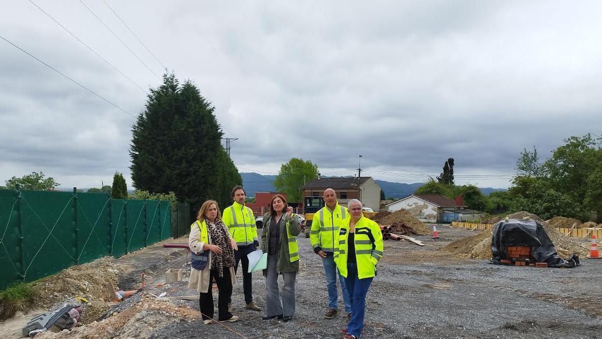 Eva María Pérez, primera por la derecha, y Monste Alonso, primera por la izquierda,durante la visita a las obras.