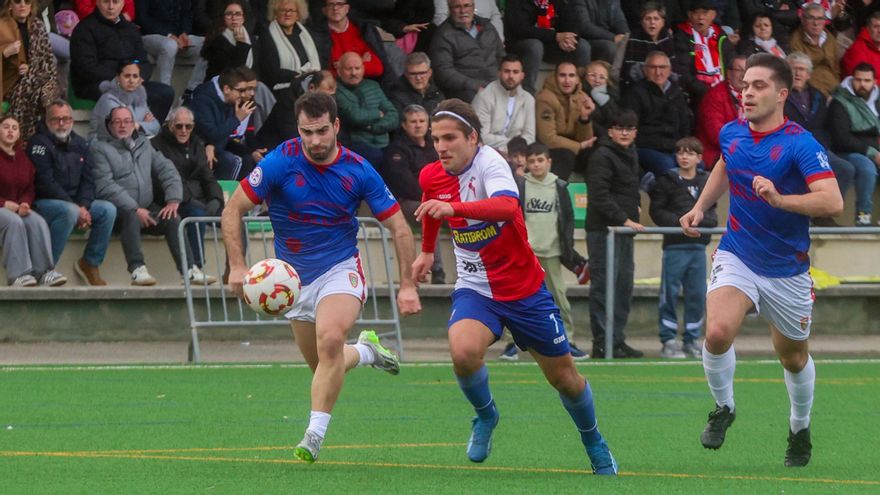 Javi Pereira (en el centro de la imagen) se lleva el balón ante un rival.