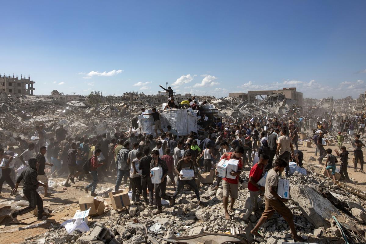 Camiones con ayuda humanitaria llegan a Jan Yunis.
