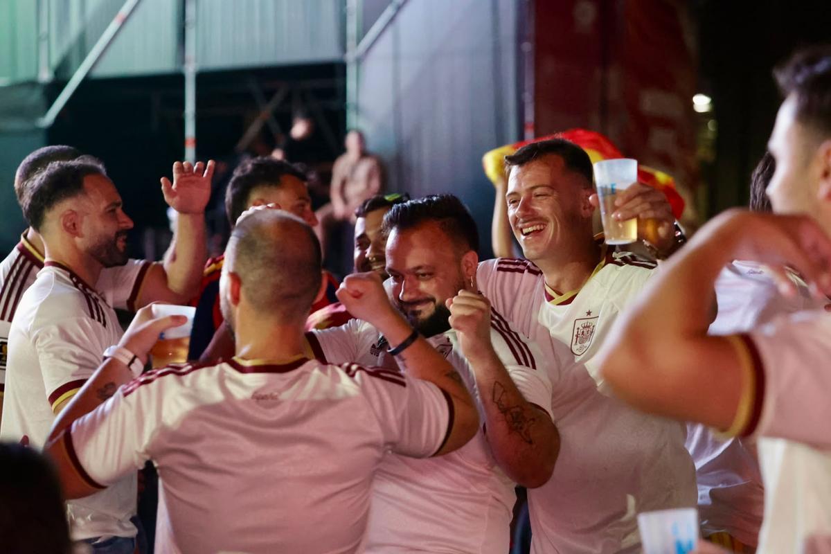 Alicante se vuelca con España: así se vive el partido en la pantalla gigante de la Zona Volvo