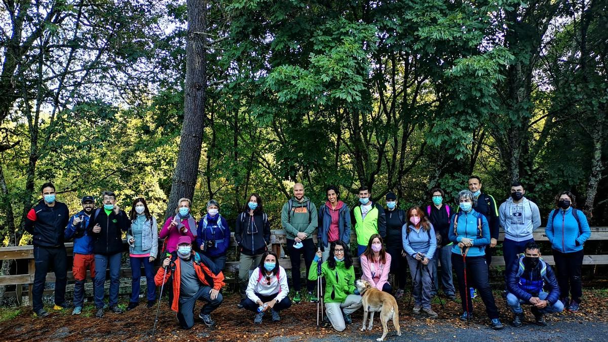 Participantes na ruta polos Sobreirais do Arnego.