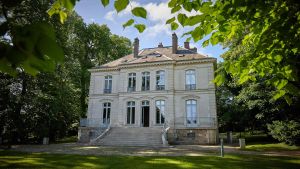 El exterior de la Villa Louveciennes, la casa de campo del diseñador de moda Karl Lagerfeld en las afueras de París que será subastada el 1 de julio