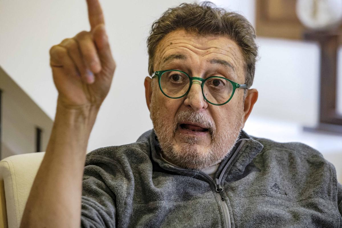 El célebre músico, Manolo García, exhibe sus pinturas por primera vez en Mallorca.