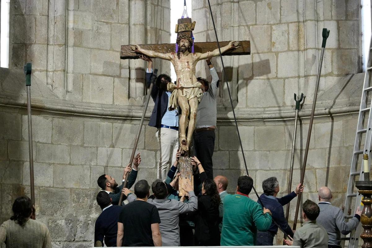GALERÍA | Los hermanos de las Siete Palabras preparan el Cristo de la Agonía para la procesión del Martes Santo