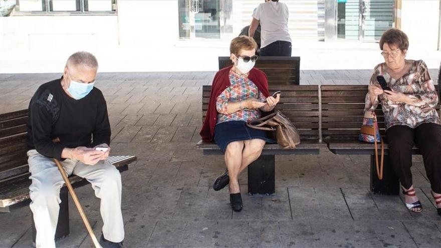 Los mayores se digitalizan y pasan el encierro entre videollamadas y chats en Castelló
