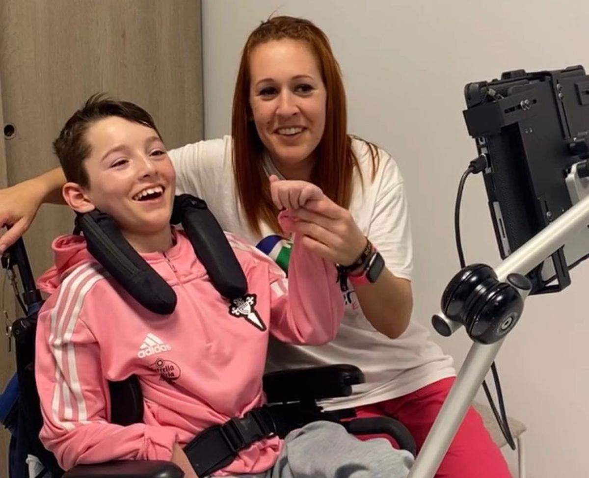 Álex Fernández, con una de sus logopedas, Ana Lago. | FDV