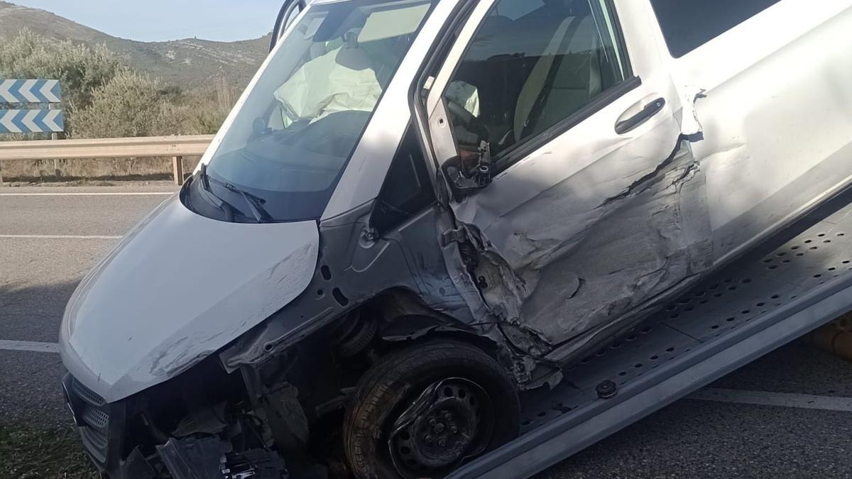 Estado en el que quedó la furgoneta tras el accidente.