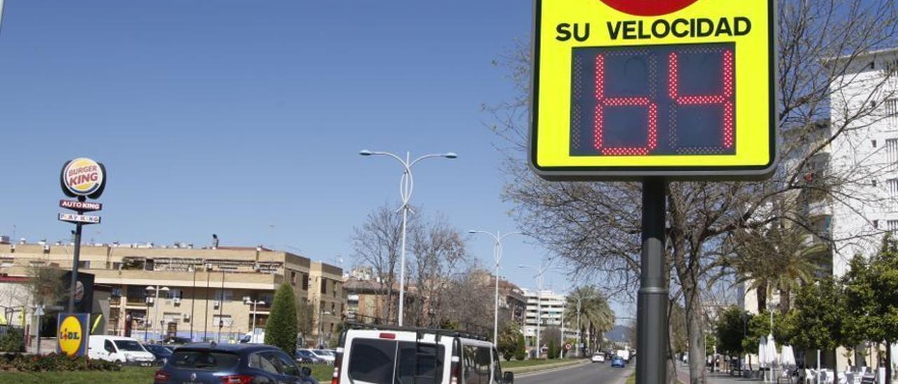 Informador de velocidad situado en la avenida de Cádiz.