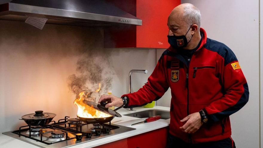 Un bombero de Zaragoza explica cómo se debe actuar en una situación cotidiana. | AYUNTAMIENTO DE ZARAGOZA