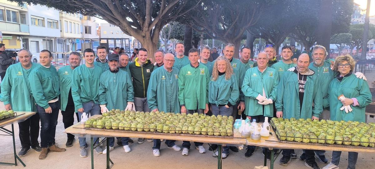 Foto de familia de la 'macrotorrà' popular de 'carxofes' de Benicarló, este sábado.
