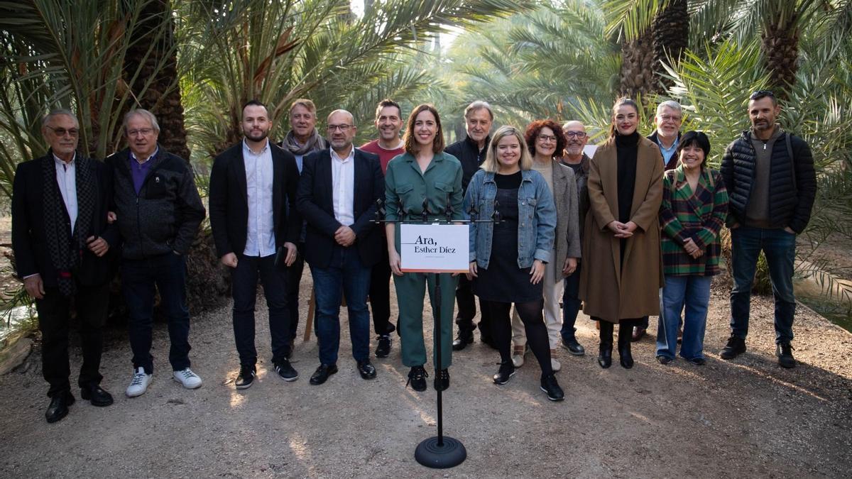 Esther Díez, en la presentación de su candidatura, arropada por los Mollà, militantes y representantes de la sociedad civil.