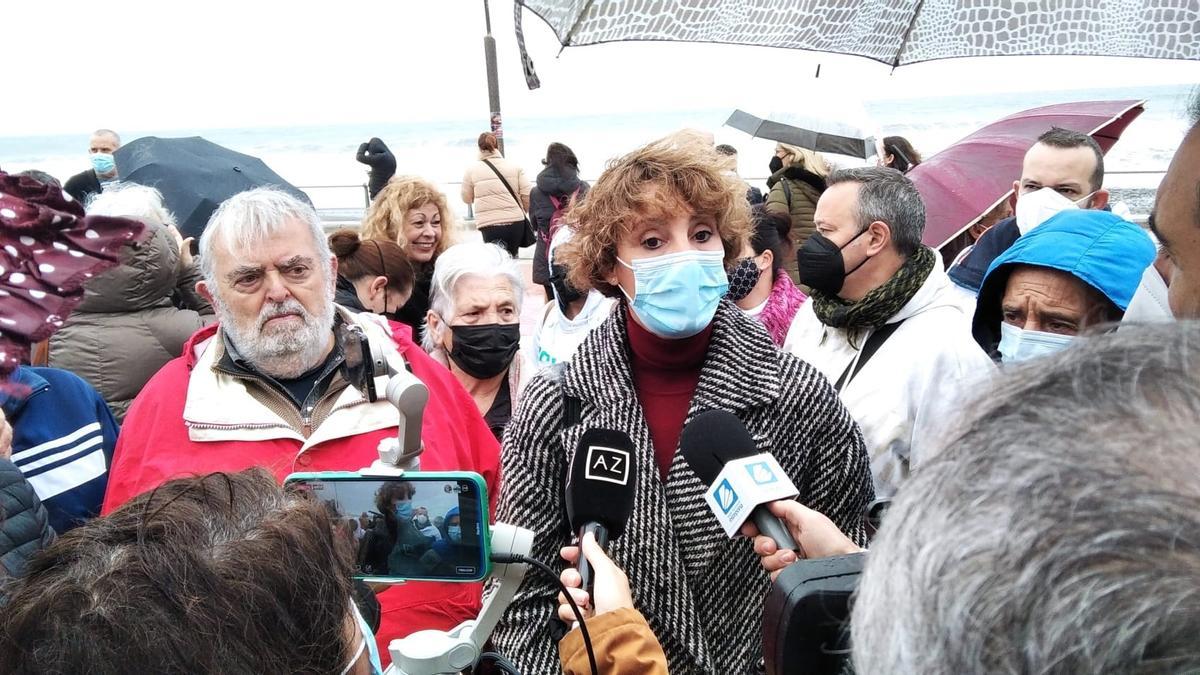 Emma Molina, secretaria general del PSOE de Estepona, atiende a los medios en la manifestación contra la peatonalización de la avenida España