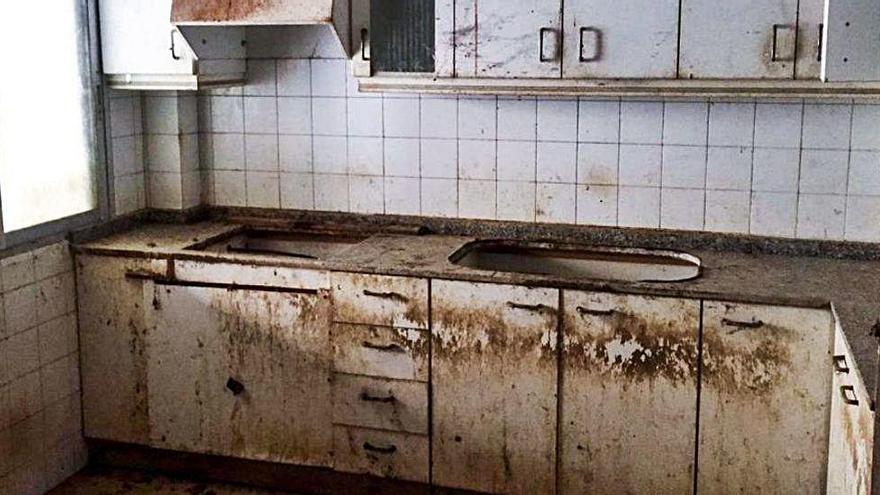 Cocina de una de las viviendas municipales de la pedanía murciana de Los Ramos.