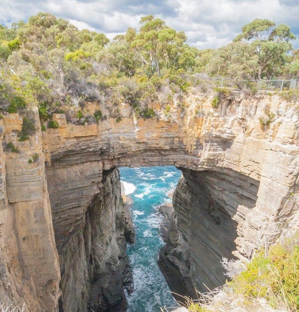 Arco natural en el parque nacional de Tasman, Tasmania.