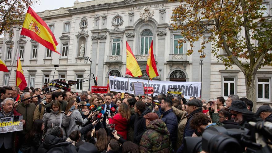 Vox se querella contra Sánchez y toda la mesa de diálogo por conspiración