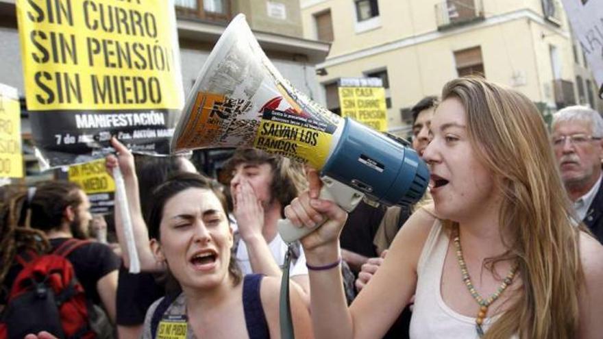 Una joven se dirige por megafonía a los asistentes a una manifestación de &#039;Juventud sin futuro&#039;. / ballesteros