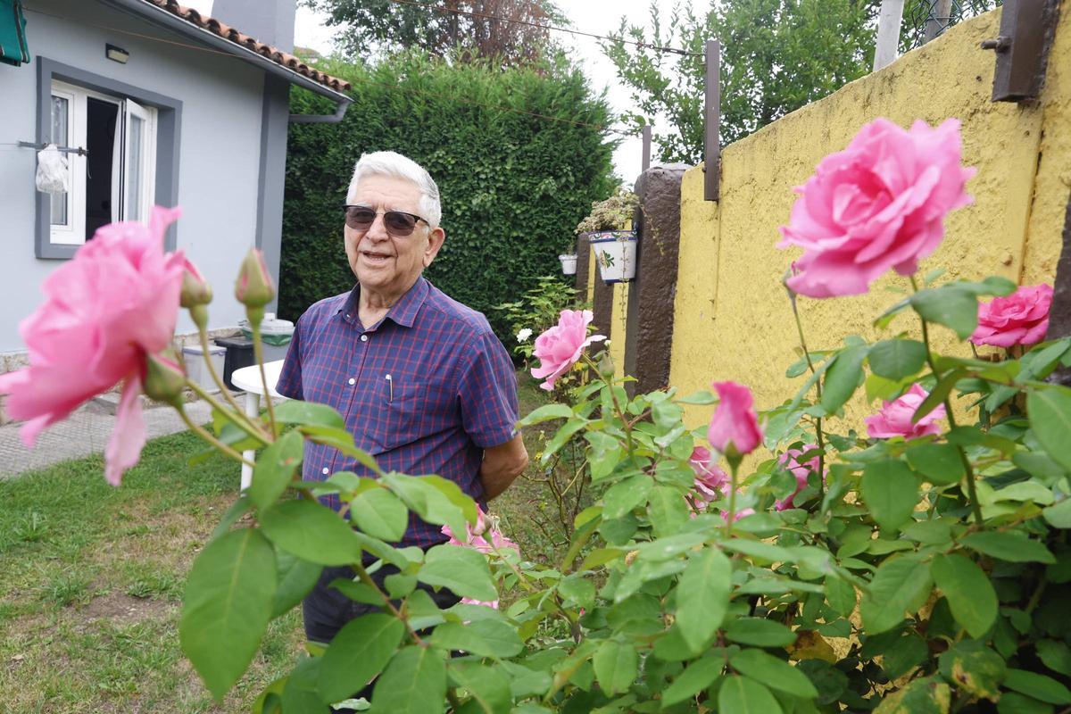 Jesús Ángel Fernández, entre unas flores de su pequeño jardín.