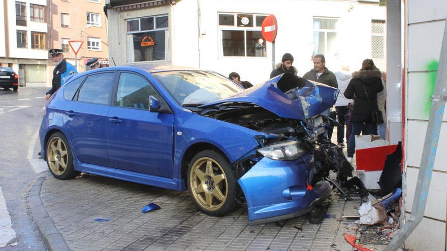 Un coche se empotra contra un supermercado en Grado