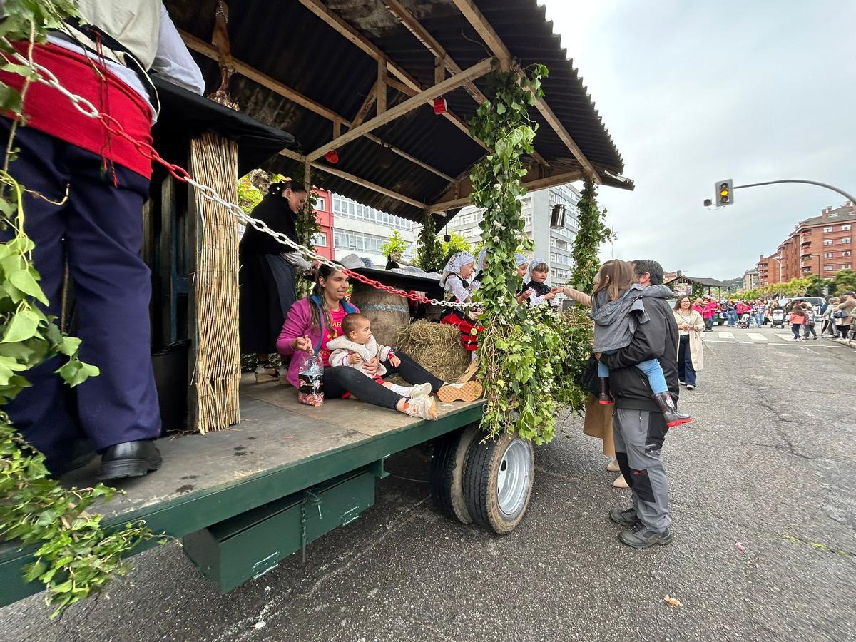 EN IMÁGENES: Castrillón se vuelca con la cabalgata de carrozas y xarrés