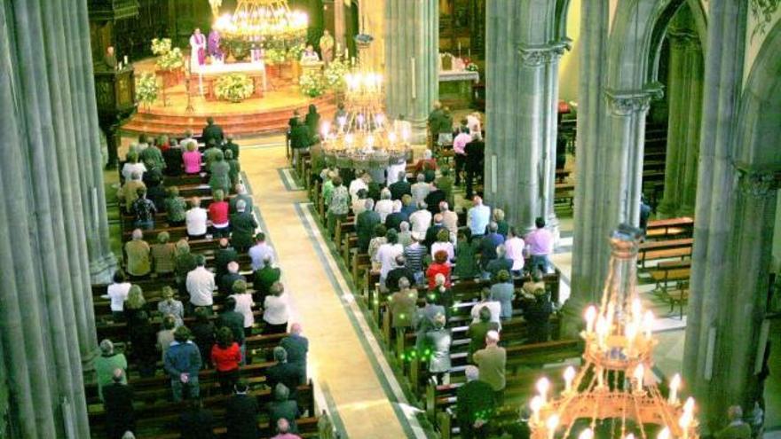 En la imagen superior, aspecto de la iglesia de Santo Tomás de Cantorbery, en la misa homenaje  a Tomás Medina, celebrada ayer. Junto a estas líneas, el grupo «Gabiana», con Pipo Prendes en el centro, durante el oficio.