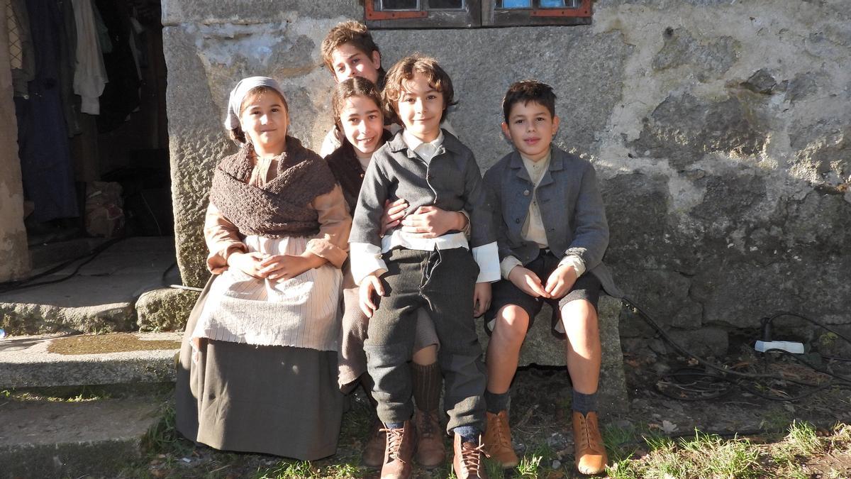 Samuel, Amalia, Rebeca, Aldán y Gabriel en el set de rodaje, en Lobeira.