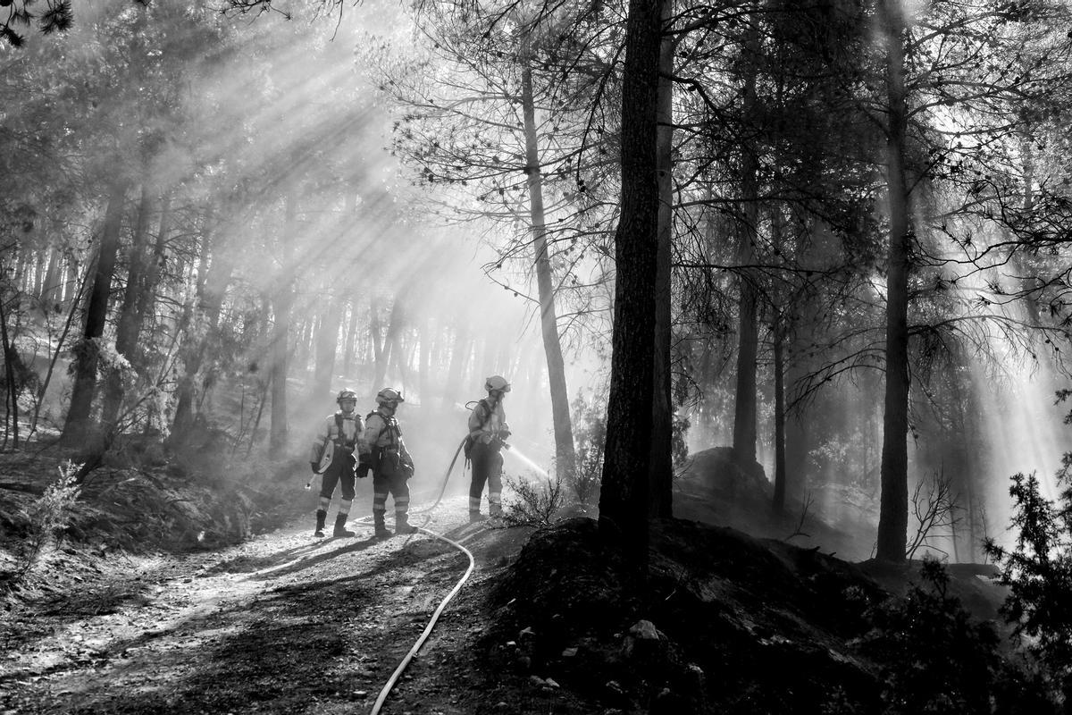 Bomberos trabajan en la zona del incendio, en marzo de 2023.