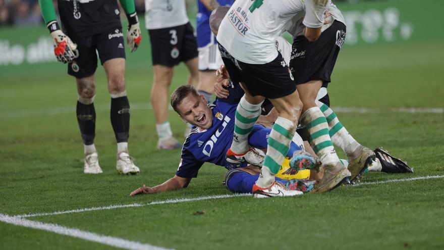 El surrealista gol del Racing al Oviedo con un aficionado en el campo: ¿Es legal?