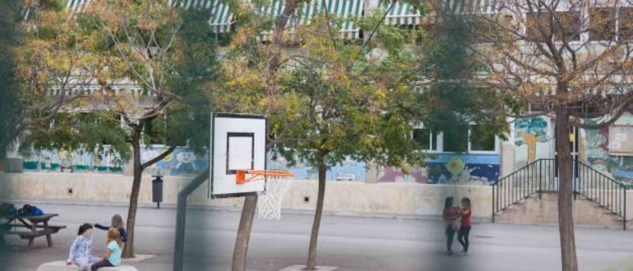 El pabellón de Primaria del colegio Azorín tiene fibrocemento en toda su cubierta, tal y como se ha informado a los padres.