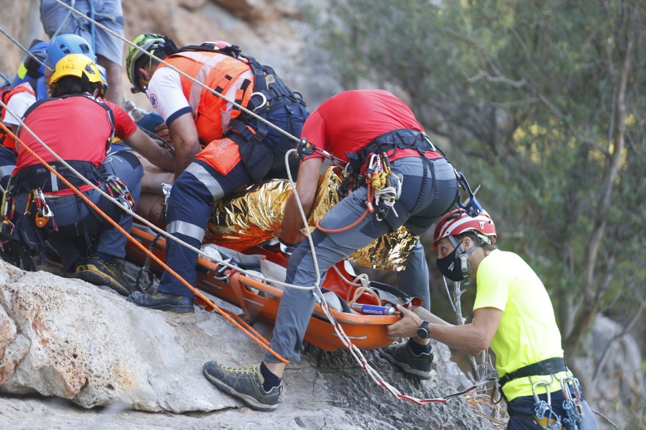 Bombers de Mallorca y SAMU 061 realizan una formación para atender rescates de montaña extremos