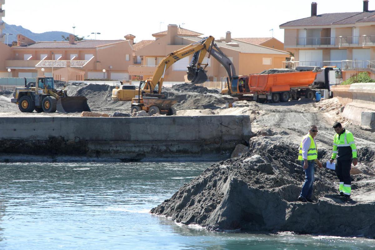 Operarios de Costas, ayer trabajando con las arenas dragadas de la Gola de Marchamalo.