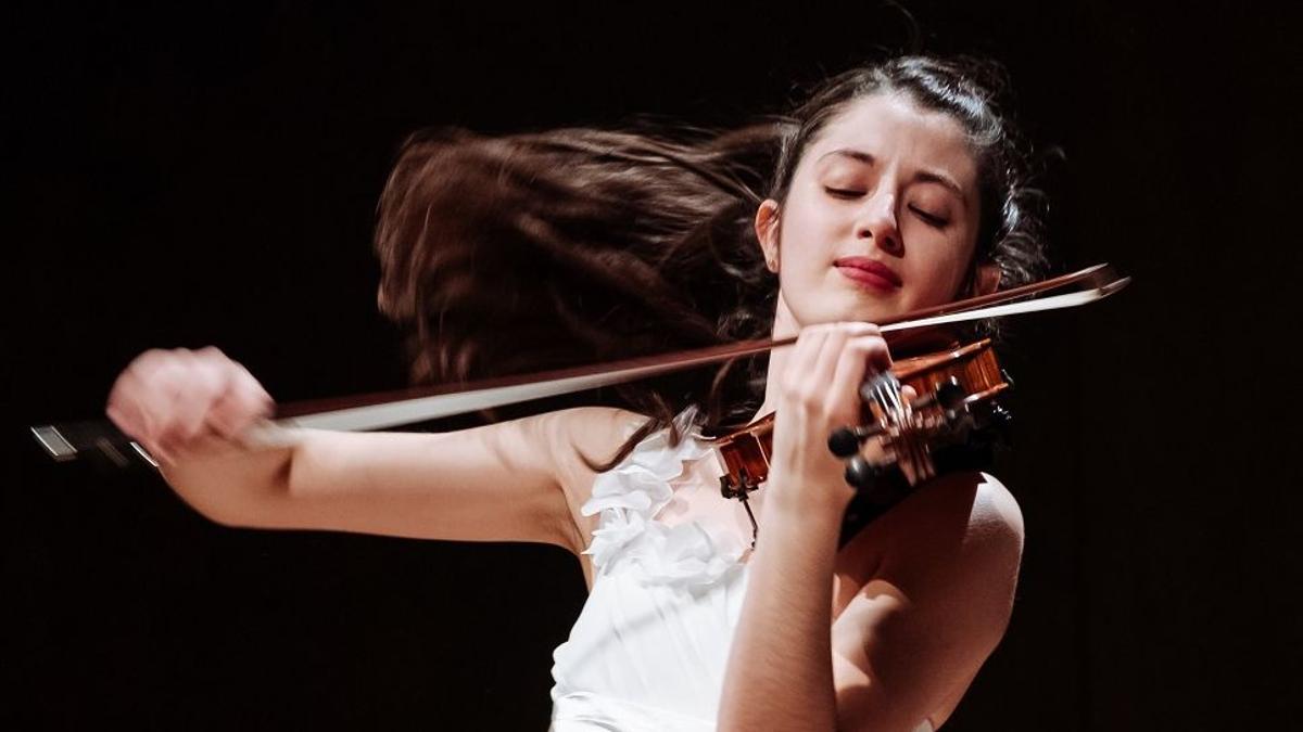 La violinista granadina María Dueñas, de 20 años, durante una actuación. Con solo 20 años, la violinista granadina María Dueñas ya es historia de la música: acaba de ganar el premio Princesa Girona de las Artes y ha fichado en exclusiva con el sello discográfico Deutsche Grammophon, algo que solo han conseguido contados artistas españoles, como Montserrat Caballé o Plácido Domingo. EFE/ Cool Media/Tam Lang Truong