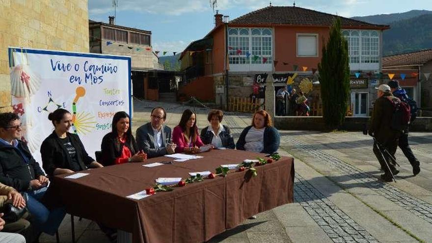 Arévalo y Lorenzo presentaron el programa junto al Pazo. // FdV