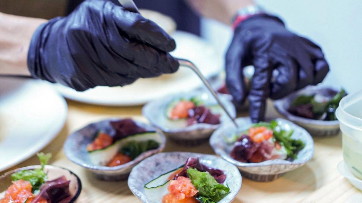 'Sumono' (ensalada) de algas con gelatina de tomates del menú del 2054