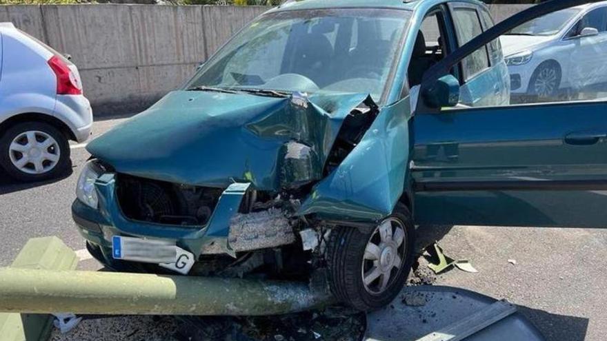 Dos heridos al colisionar contra una farola antes del Julio Luengo