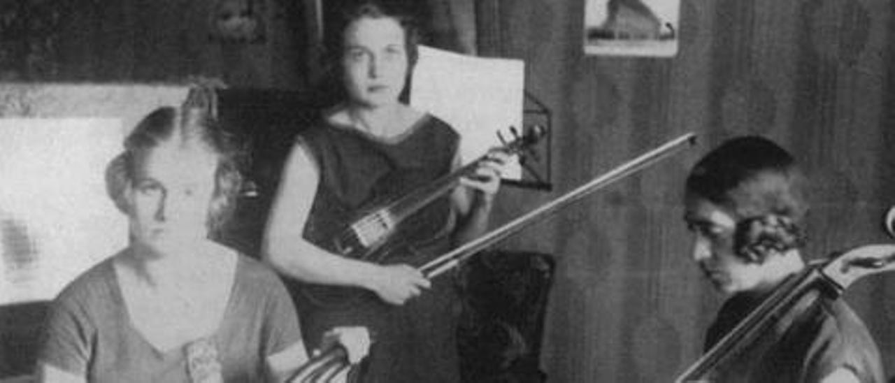 Aurora Bertrana, al violoncel, actuant a Chamonix, als Aps francesos, l&#039;any 1924