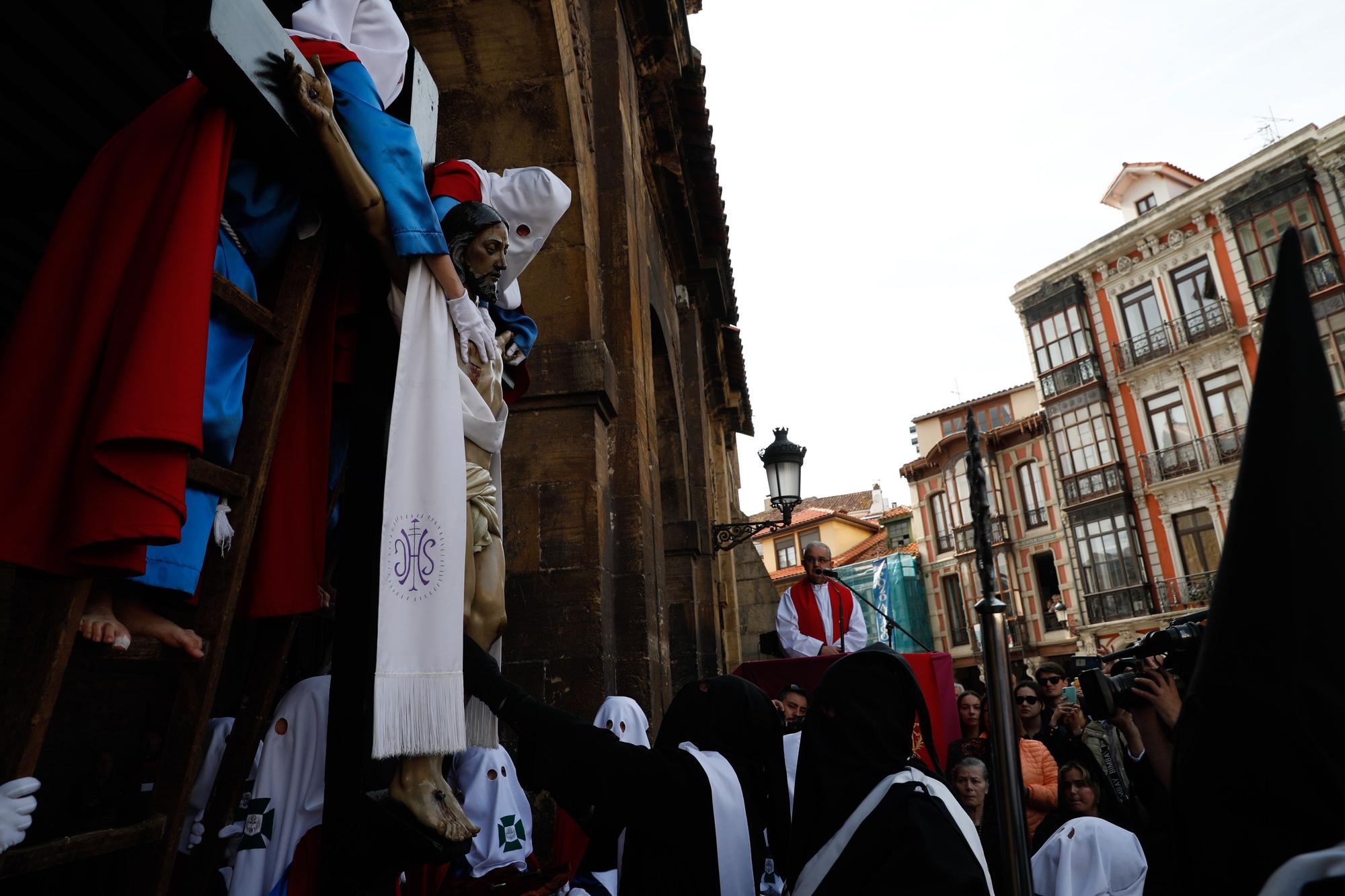 EN IMÁGENES: Emocionante sermón del Desenclavo y procesión del Santo Entierro