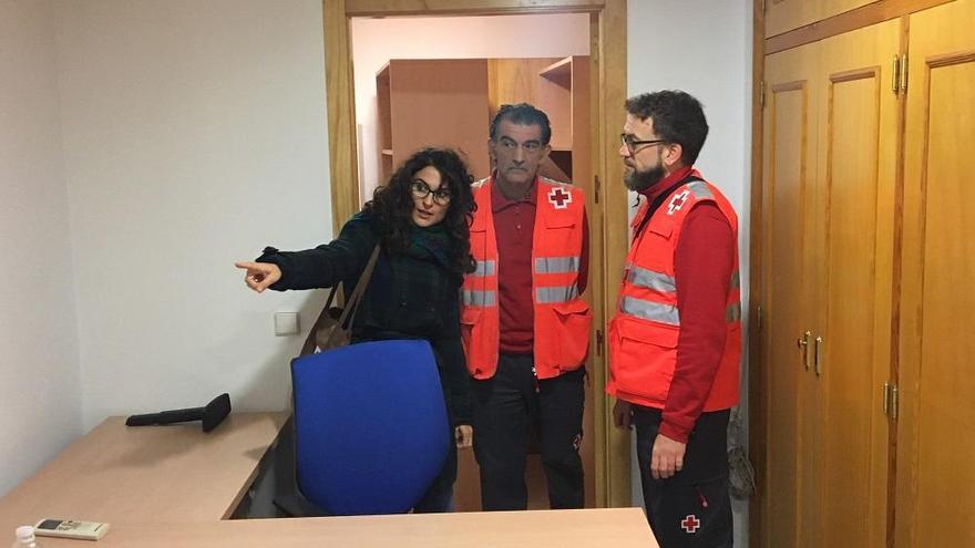 Voluntarios de Cruz Roja, ayer, en el centro de atención que se abrirá en San Pedro.