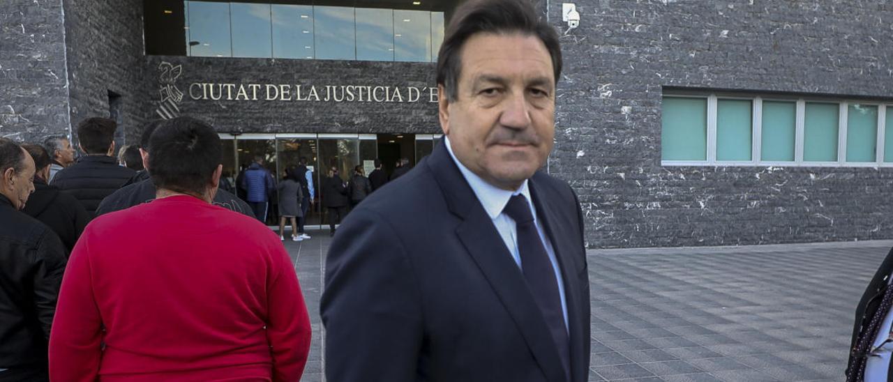 El expresidente del Elche José Sepulcre, el pasado 30 de enero a las puertas de los juzgados.