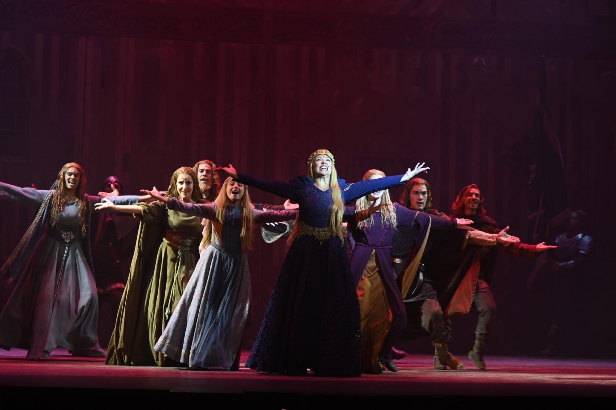 En imáegenes | Así ha sido el estreno del musical 'Los pilares de la Tierra' en el Teatro Principal