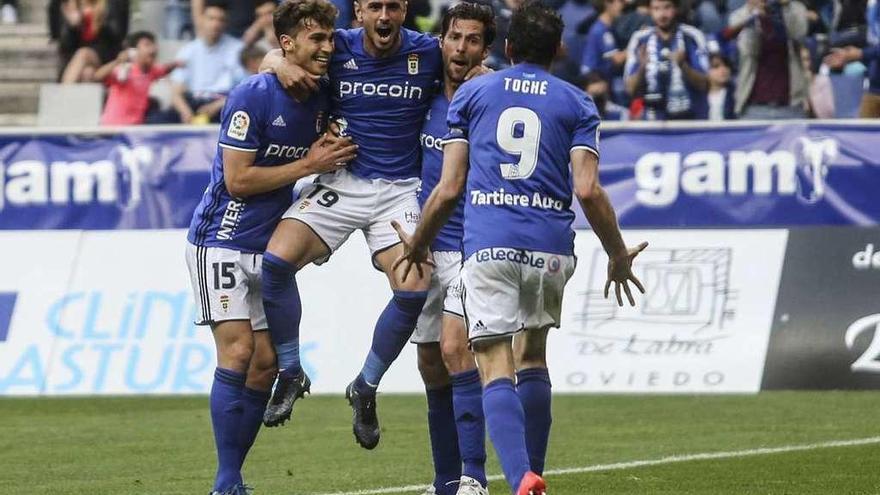 David Costas celebra el gol anotado ante el Huesca, junto a Torró, David Fernández y Toché, el viernes en el Tartiere.