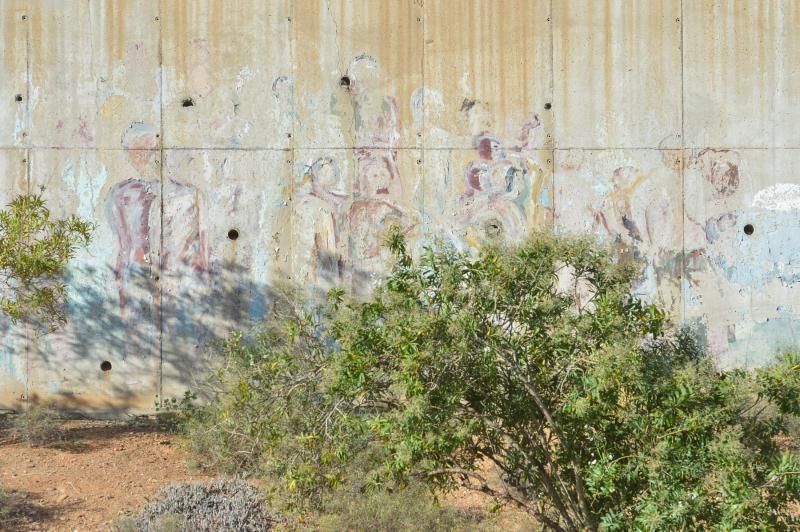 Mural de Genovés en un colegio en mal estado