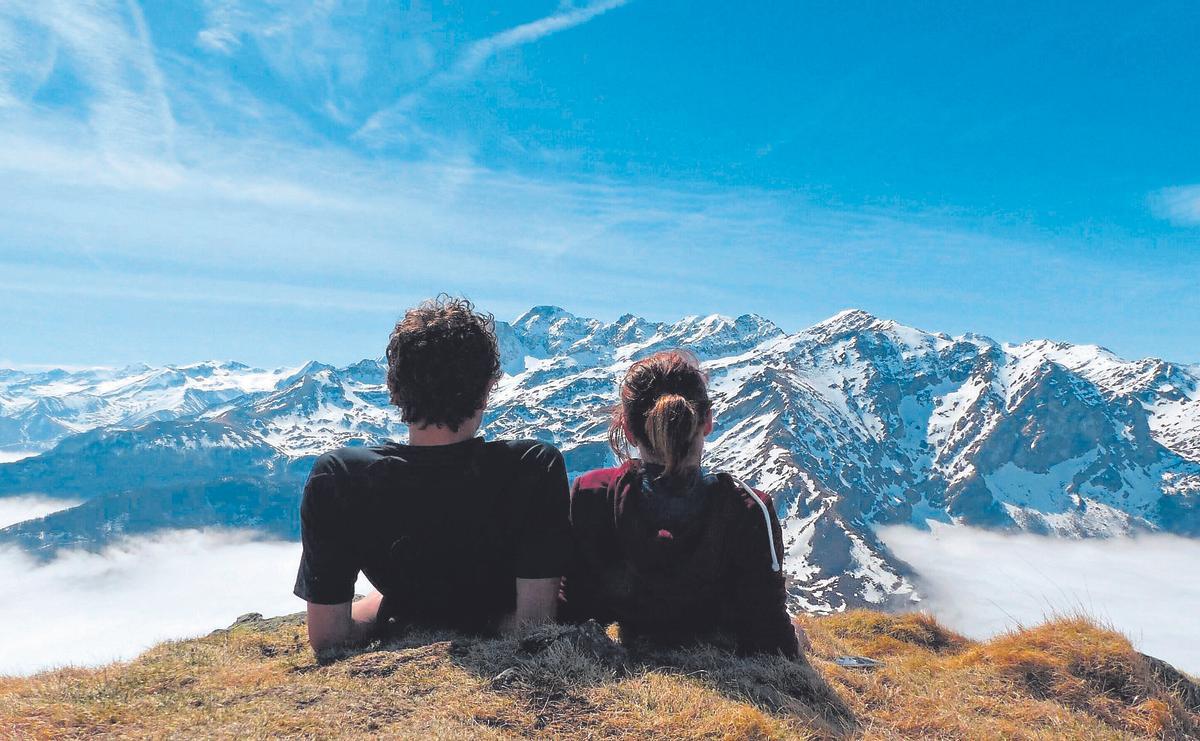 Una parella contempla un paisatge natural