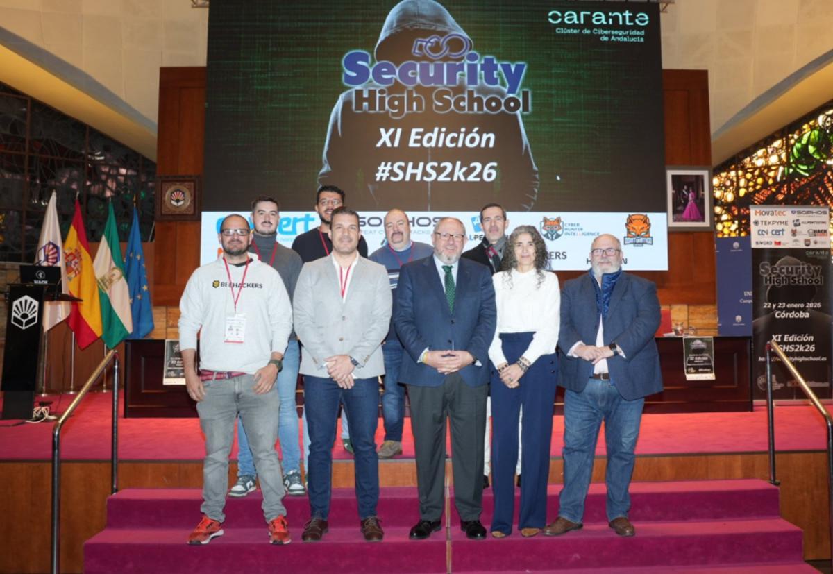 Autoridades, ponentes y organizadores, durante la inauguración de las jornadas en el salón de actos Juan XXIII.